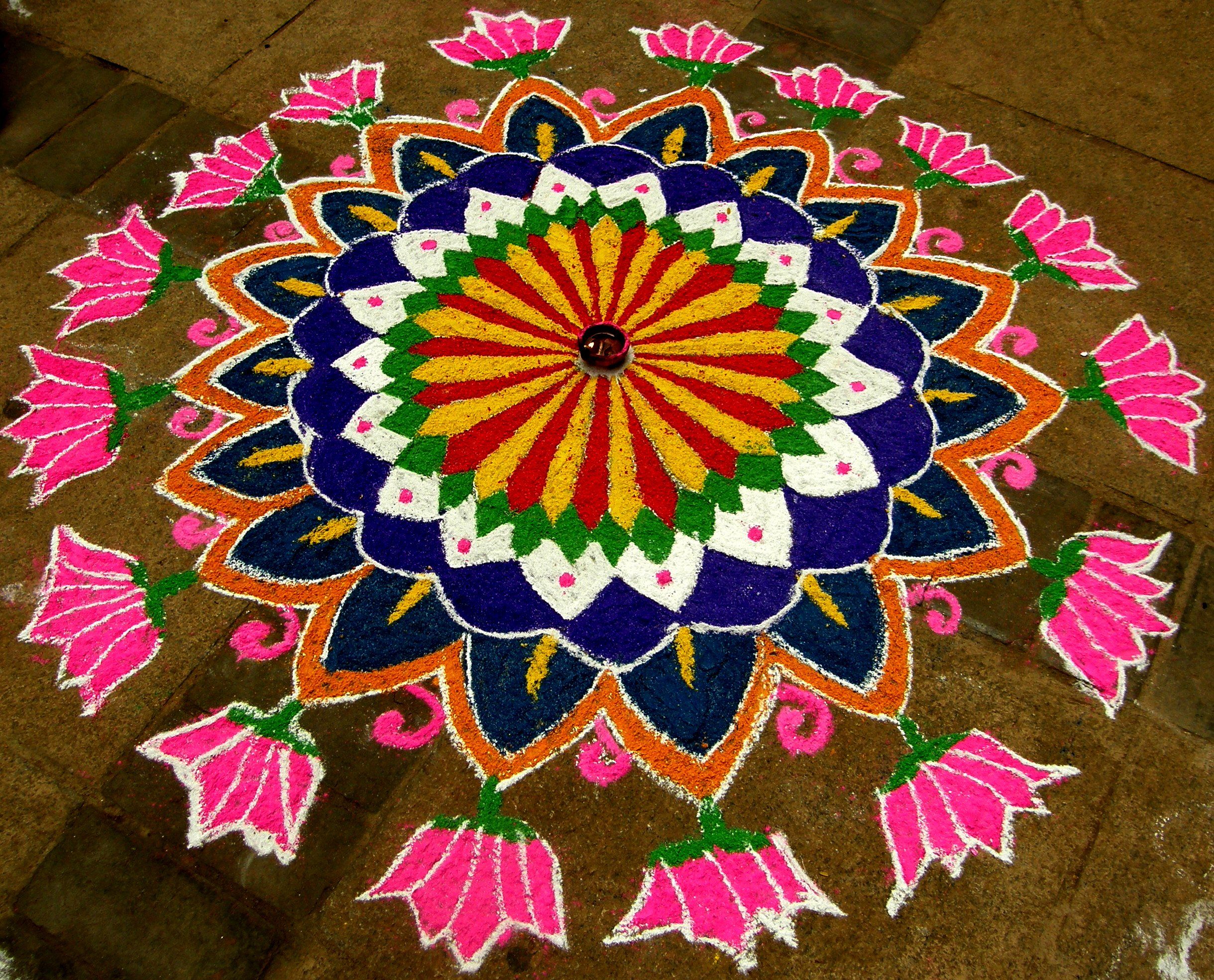 Bunte Kolam-Dekoration, die einer Blume ähnelt.